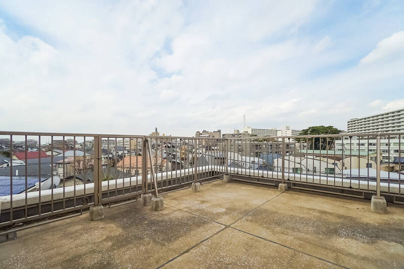 ルーバルに出ると、心地よい風が吹き抜けます。こちらの住戸は4階に所在しており、周囲の住宅はどれも低層のものばかり。視線を気にすることなく、のびのびと大空を楽しむことができますよ!