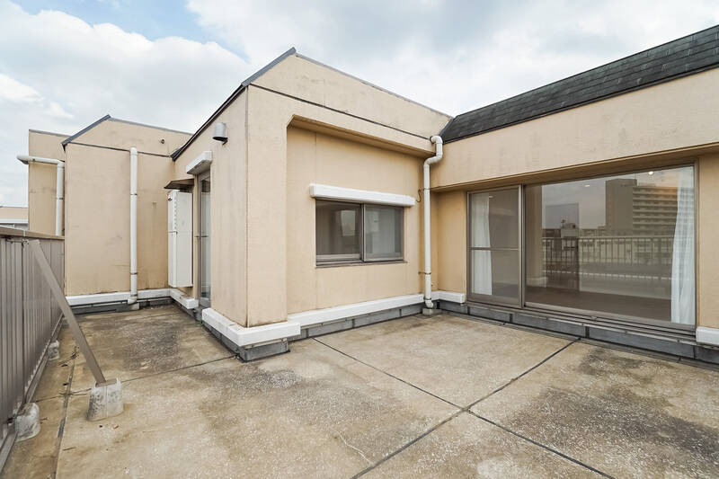 ルーフバルコニーはカクカクと雁行しながら奥へと延びており、LDK〜洋室Cにまたがっています。写真中央に写っているのはキッチンの腰高窓。ここにアウトドア用ダイニングセットを並べれば、キッチンから料理をダイレクトにサーブすることだってできちゃいそう。ワクワクしますね!