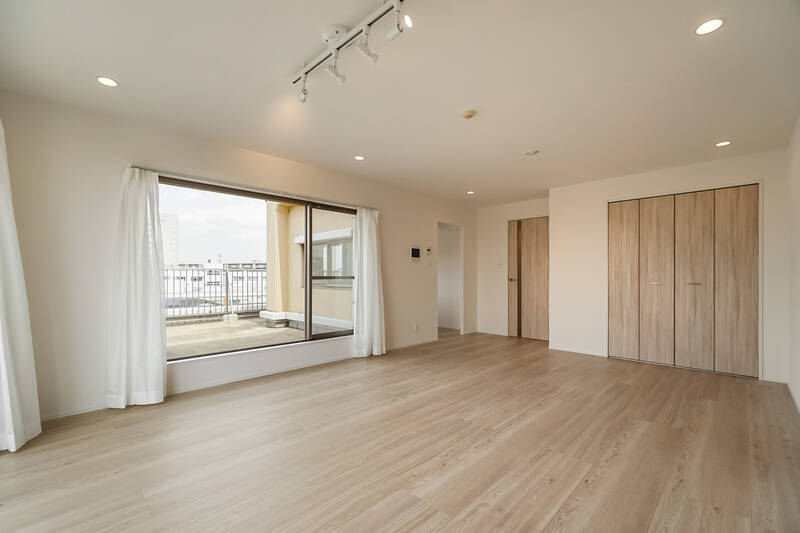 右手の折れ戸を開けると、中には可動棚付きの収納が。リビングにも収納があるのってありがたいですよね。さあ、では続いて奥のキッチンエリアをチェックしましょう。