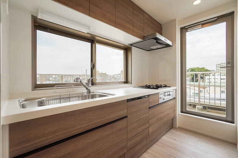 もはやほぼガラス張りに近い、大きな開口部のある明るいキッチン。食洗機・浄水器を完備した頼もしい暮らしのパートナーです。ガラス扉からは先ほどのルーフバルコニーに出ることができますよ。