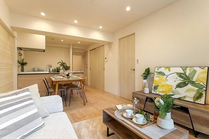 南東向きの窓を背にもう一枚。右手に並ぶ扉は、手前から洋室A、サービスルーム、収納のもの。また後ほどご紹介しますね。