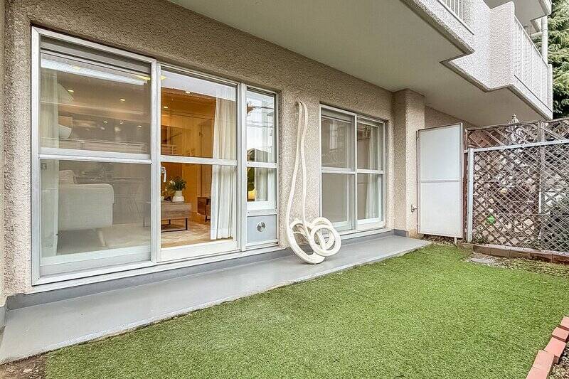 なんと約17㎡の専用庭付き！ 南東向きで日が当たるので、晴れた日は椅子を出して日向ぼっこするのも気持ちよさそうですね。