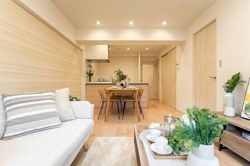 それでは、正面のキッチンをチェックした後に、洋室Aとサービスルームを見ていきましょう！