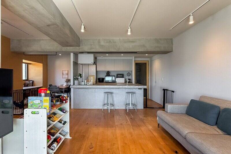 グレーと木を基調とした空間に、天井の梁（はり）部分の躯体現しがアクセントになっています。