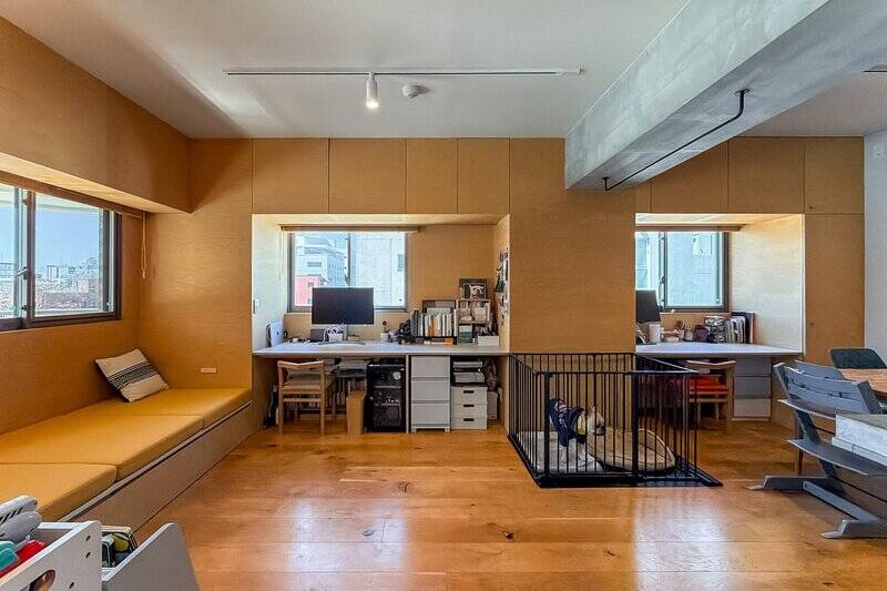 西側のダイニング兼多目的スペース。窓位置に合わせて、小上がりやデスクスペースが設けられています。