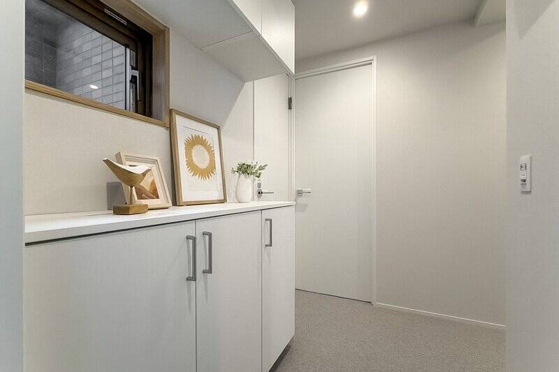 白を基調とした、明るい印象の玄関まわり。