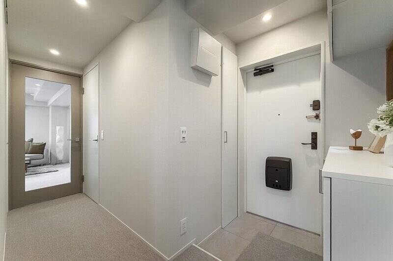 廊下にはやわらかな足触りのカーペットが敷かれ、リビングまで心地よく続いています。