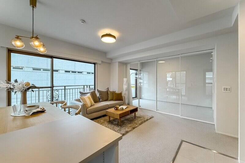 LDKは南東と北東の二面採光。隣接する洋室Ａのスケルトン仕様の引き戸により、開放感と採光を存分に生かした設えです。