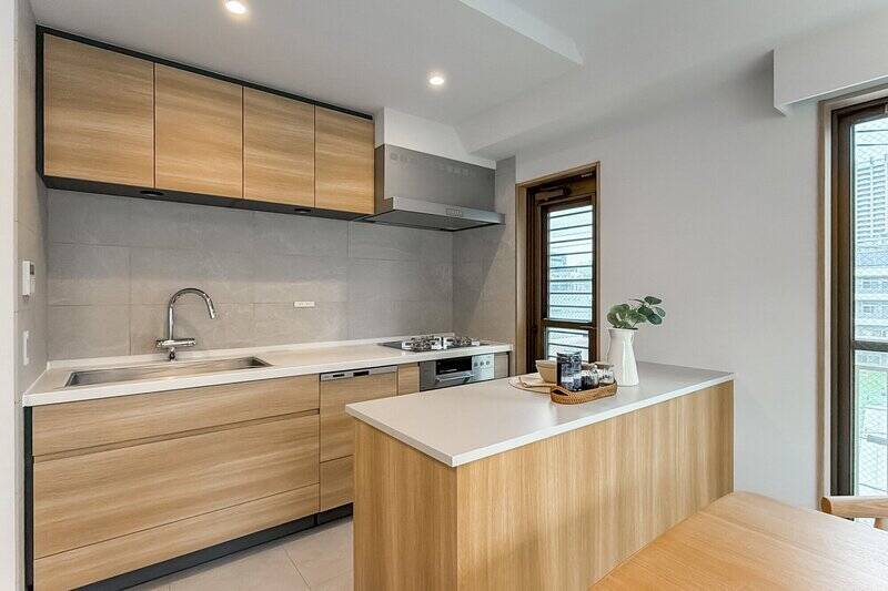 キッチンは造作のカウンターを設け、収納量をしっかり確保。本体は、3口ガスコンロ・食洗機・浄水器を完備。