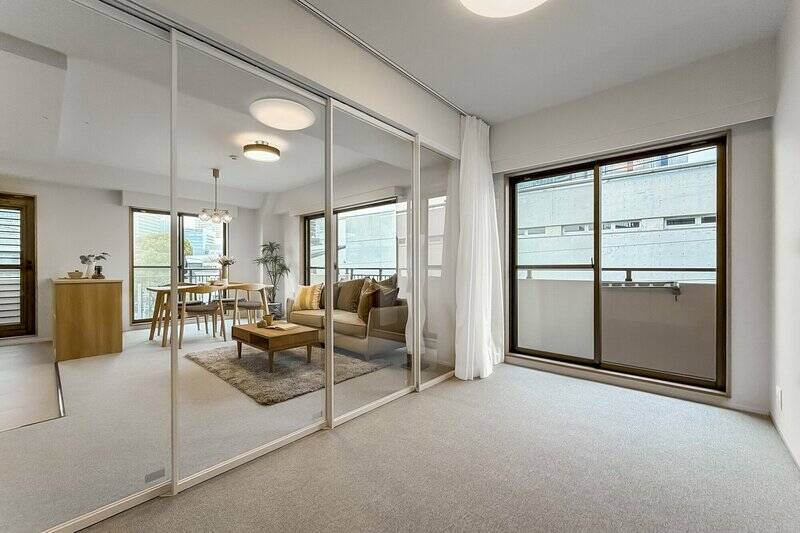 スケルトン引き戸の上部には、カーテンレールを設置。目隠しもできるので、寝室としてもリビングとしても使えますね。