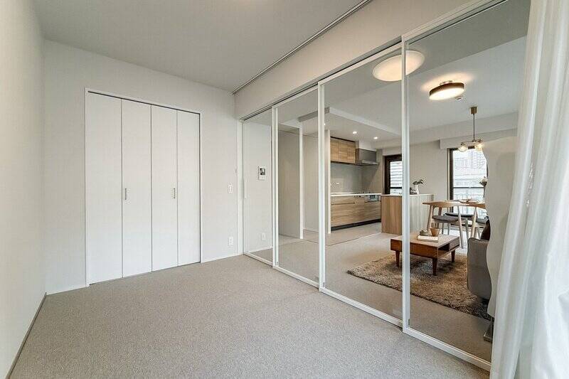 収納として、折れ戸2枚分のクローゼットが備わっています。