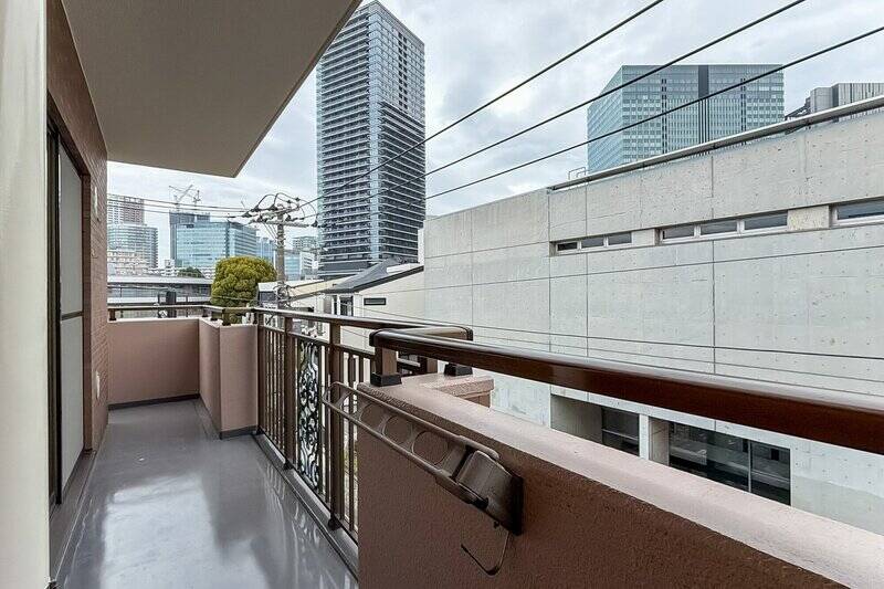 住戸の南東〜北東側を囲む、Ｌ字型のバルコニー。南東側には物干し金具が付いており、日当たりも良好。洗濯物も気持ちよく乾いてくれそうです。