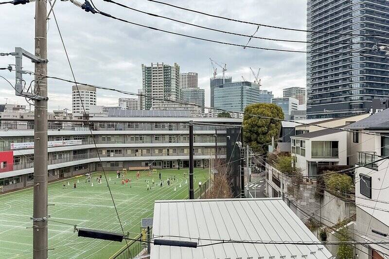 北東側には、道路を挟んで隣接する「芳水小学校」のグラウンドが見えます。 