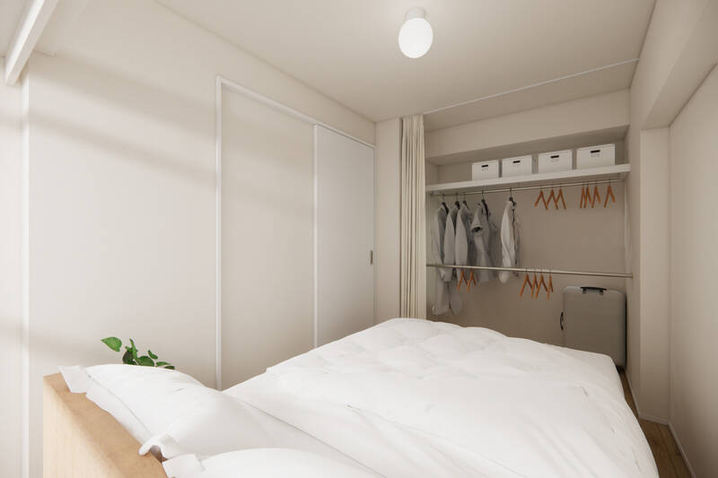 洋室には、上下2段パイプを設置した効率的な収納を完備。オープンタイプですが、上部にカーテンレール付きで目隠しが可能です。