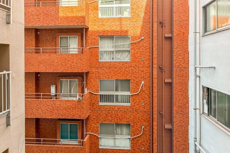 バルコニーに出ると、北西の前方と左右にはそれぞれ建物が見えます。