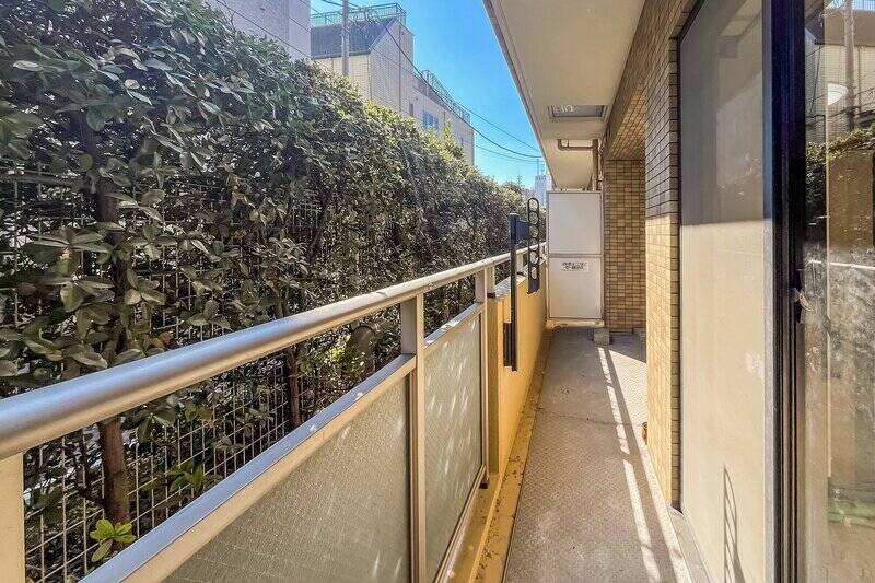 LDKからアクセスする南東向きのバルコニー。背の高さほどの植栽があるため、人目を気にせず過ごせる落ち着きがあります。