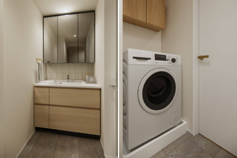 <b>左・</b>洗面室には、素材感にこだわったオリジナルの洗面台を設置。鏡の裏は収納になっており、生活感を隠して心地いい空間を保てます。/<b>右・</b>洗濯機置き場の上部には、洗剤などをストックしておける棚を設けます。