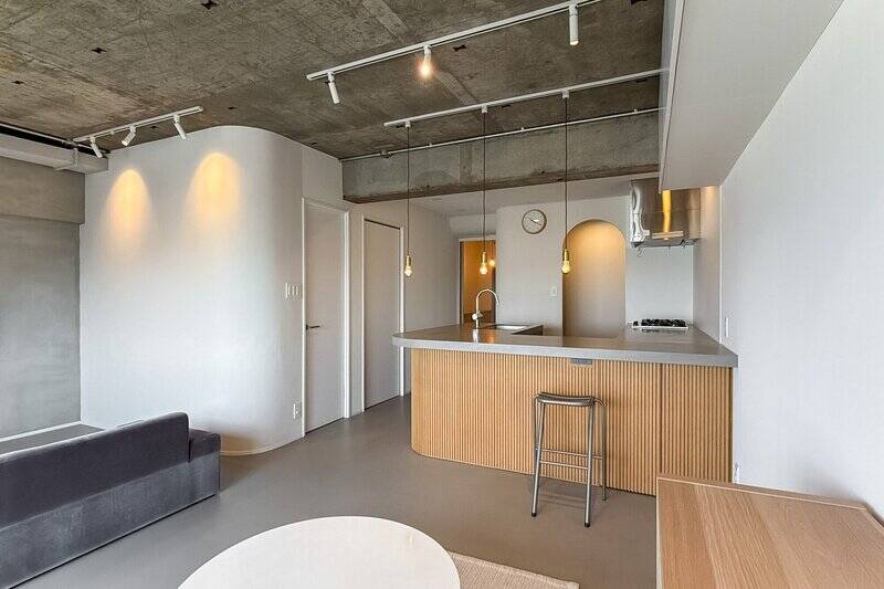 大きなキッチンに、Rに加工された壁やカウンター。ああ、なんて心踊る空間なんでしょう……♡ 筆者はすでにこの住戸の魅力に惹き込まれています。