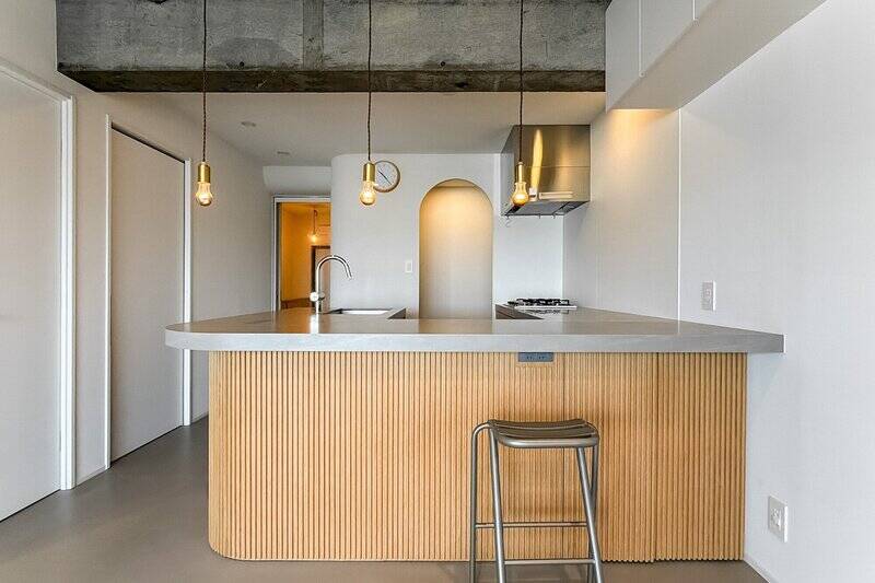 こちらの住戸の主役は、なんといってもこの大きなコの字型キッチン。作業スペースが広々と確保されているのでお料理が捗りそう。ダイニングテーブルが不要と感じてしまうほど、カウンターに幅と奥行きがあります。