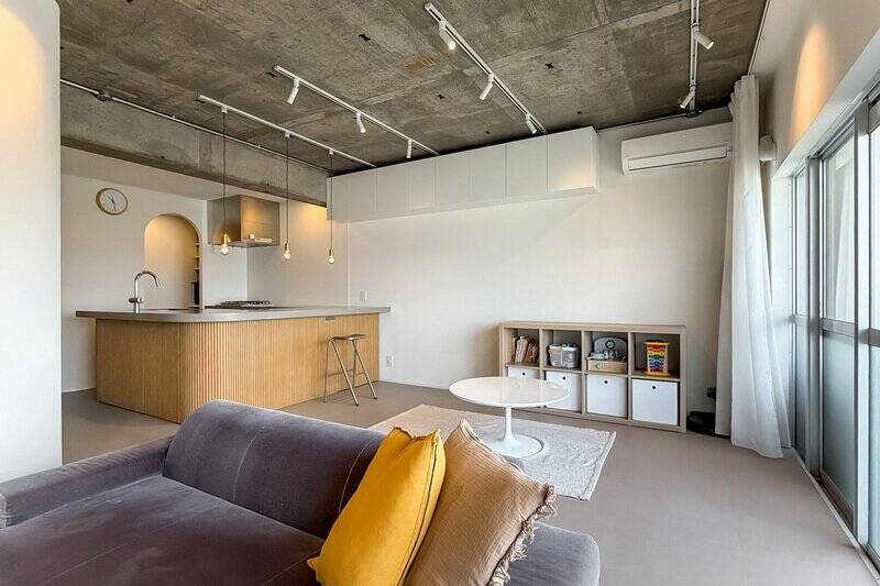 壁と床をシンプルなカラーにした分、躯体現しの天井とカウンターのリブパネルがアクセントになっていますね。