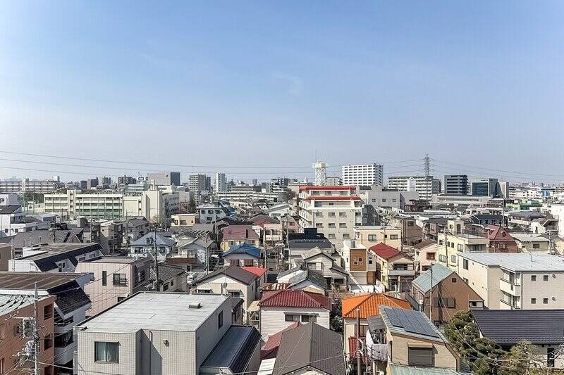 南西向きのバルコニーからの眺望は、大きな建物がなく抜けがあります。マンションは環七通り沿いですが、バルコニーと反対側なのであまり音は気になりませんでした。