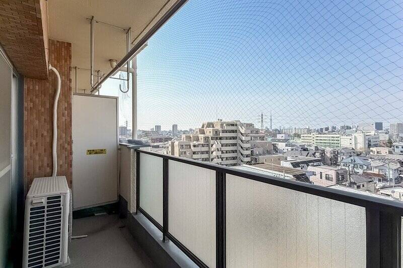 バルコニーは吊り金具付きです。