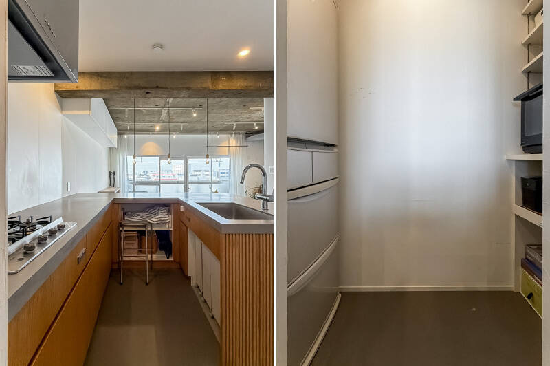 <b>左・</b>キッチンの内部には収納のほか、シンク下にゴミ箱を置けるスペースが確保されています。／<b>右・</b>キッチンの奥にはパントリーが完備。食品ストックだけでなく、冷蔵庫や電子レンジなどの家電類も格納できます。