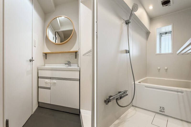 <b>左・</b>コンパクトな洗面脱衣室。左手にはトイレ、右手にはユニットバスという配置です。／<b>右・</b>ユニットバスは1116サイズ。北東向きには窓が設けられています。湿気がこもらずいつも清潔に保てるのがうれしいですね。