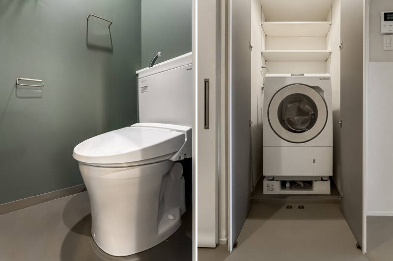 <b>左・</b>洗面室の左側に位置するトイレは、青みがかったグレーのアクセントクロスが素敵♪ ／<b>右・</b>洗面室の正面には、洗濯機置き場が確保されています。来客時には扉で隠せるところがGOOD。