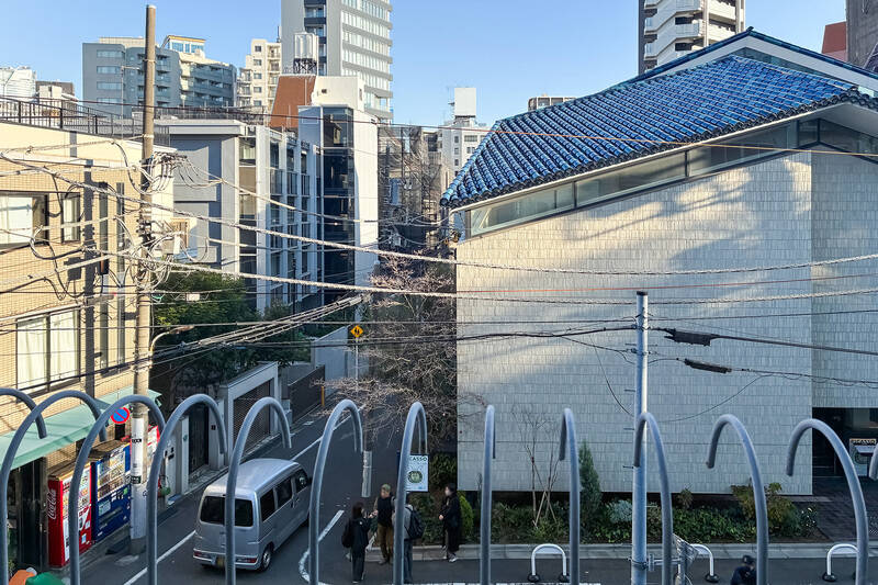 こちらは南東向きバルコニーの正面。青い屋根の建物は「ヨックモックミュージアム」です。