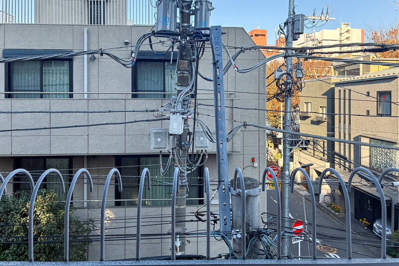 リビング正面の北東向きバルコニー。向かいのマンションの窓と目線の高さが近いため、視線はやや気になるかも。道路分の距離が取れているため、圧迫感はありません。