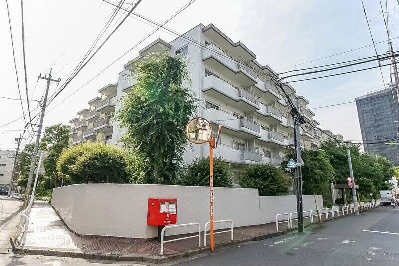 ご紹介するのは、1976年竣工、総戸数167戸のビッグコミュニティ。清潔感とレトロさを兼ね備えたマンションです。