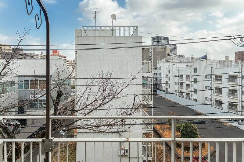 北東向きのため、午前中を中心にやさしい光を感じられそう。前面には4階建ての三菱電機の社宅が建っています。