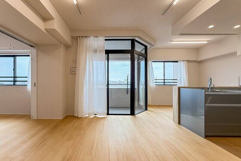 LDKに入ると、隣接する洋室Aと合わせて3つの窓が出迎えてくれます。真ん中の特徴的な形の窓は、この住戸の魅力のひとつです。