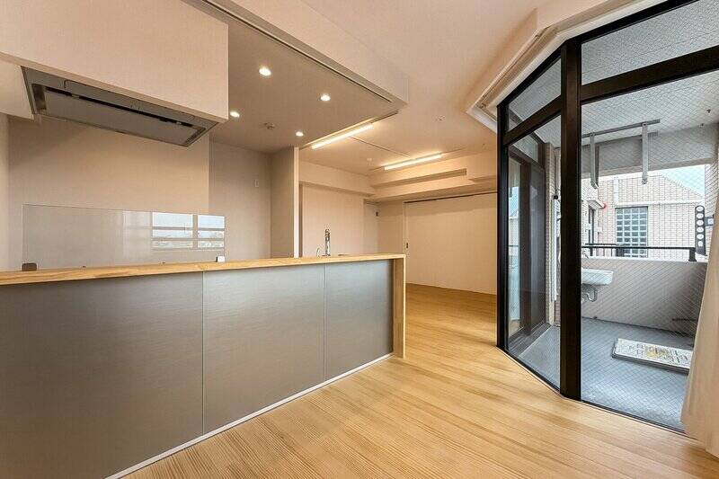 ペニンシュラ型の対面キッチン。正面にダイニングテーブルを置けば、お料理のサーブがしやすそう。