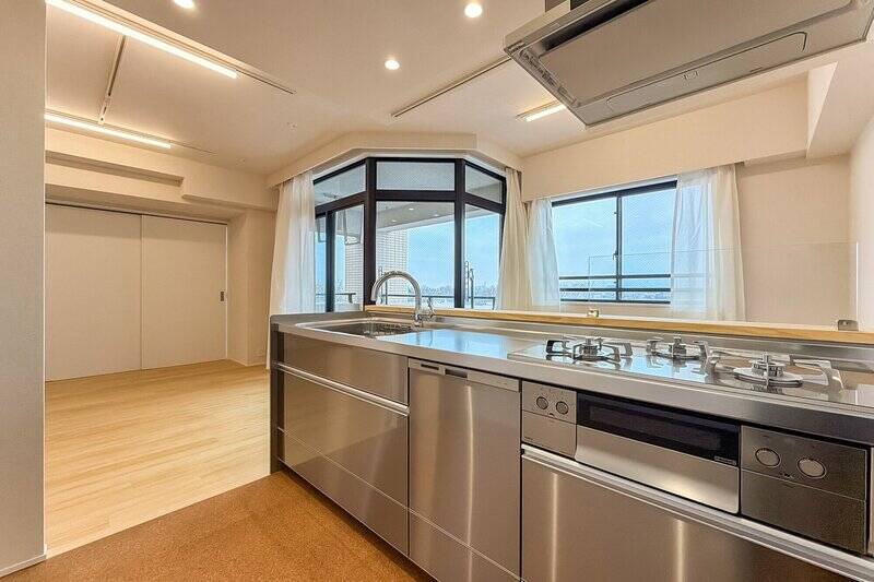 キッチンはスタイリッシュなステンレス素材。見映えがいいだけでなく、お手入れがしやすいところも魅力です。ガラストップの3口コンロもメタリックな見た目にマッチしていてかっこいい！ それに加えて深型食洗機と浄水器一体型水栓付き。デザイン性と機能性の欲張りセットですね♡