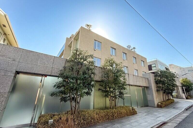 スタイリッシュなデザインで定評のあるモリモト分譲、施工は大手ゼネコンの竹中工務店。地下1階付き地上4階建てで、総戸数は47戸です。前回の大規模修繕工事は2019年に完了しています。