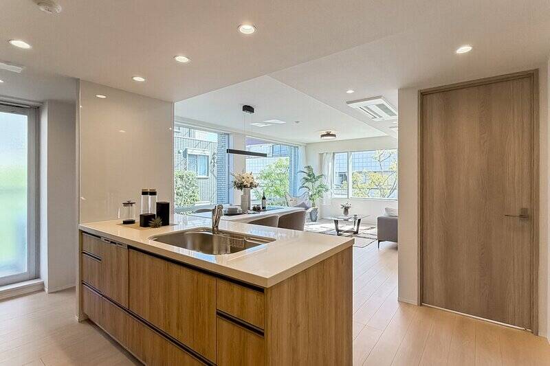 南東・南西の角に位置し、窓が多くとても明るい空間です。