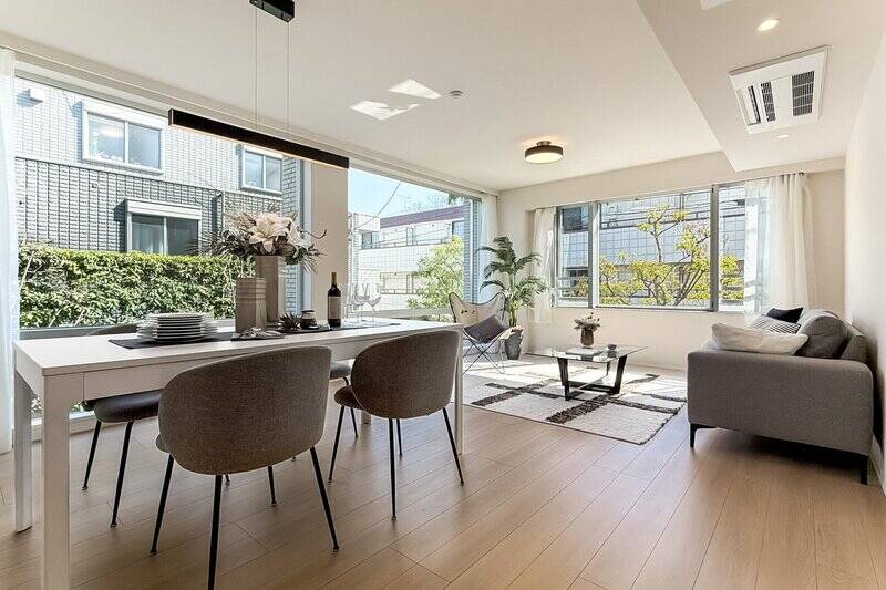 南東側は床から天井まで届くハイサッシを採用。邸宅街の2階ということもあり、同じく低層の建物に囲まれていますが、開口面積が広いため開放感がありますね。