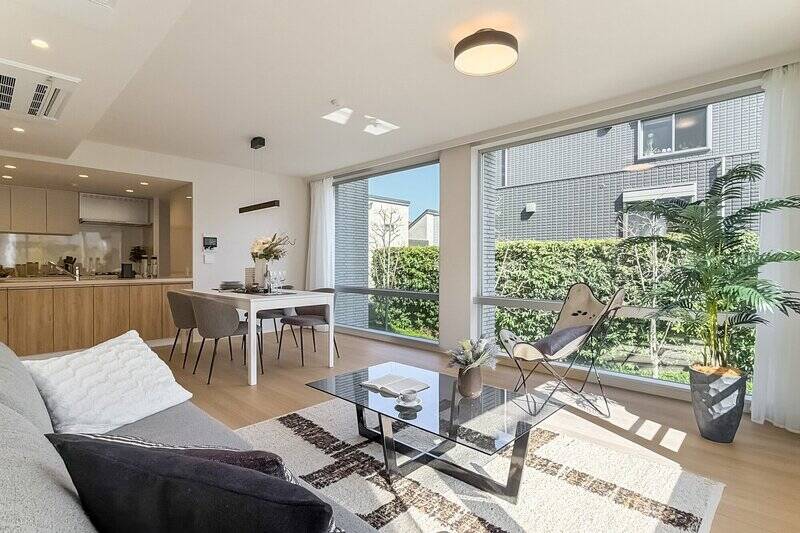 ハイサッシの先には目にも鮮やかなグリーン。こちらはFIXガラスのため、開くことはできません。