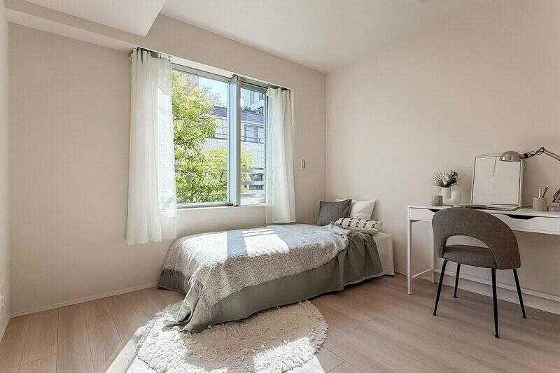 南西向きの腰高窓があり、こちらも目の前にグリーンが。