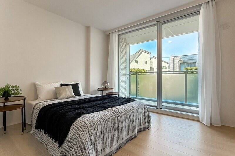 こちらの窓は南西向き。先ほどのバルコニーに出られます。