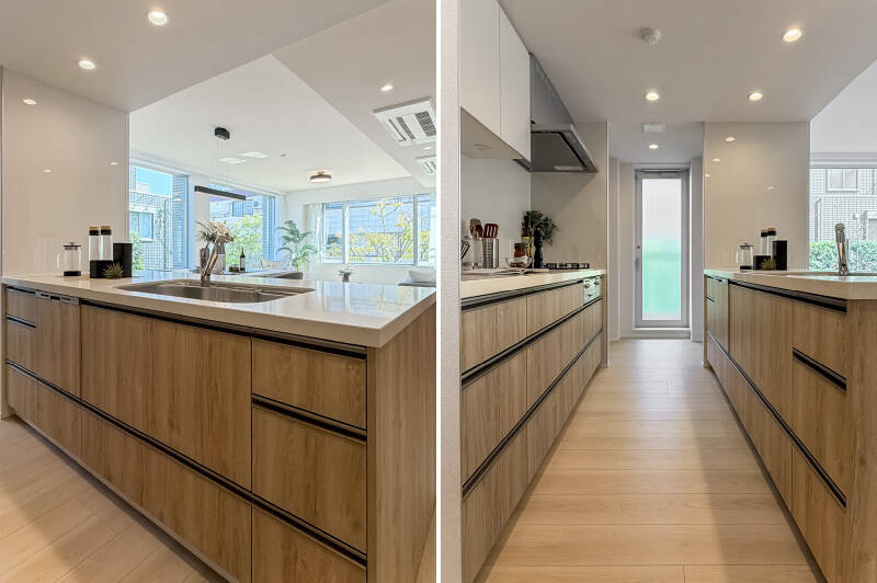 <b>左・</b>食洗機を搭載。お料理や洗い物をしながらご家族やご友人との会話をお楽しみいただけます。/<b>右・</b>壁側は上下にたっぷりと収納が用意されています。コンロの横が冷蔵庫置き場。正面のガラス戸を開けてみましょう。