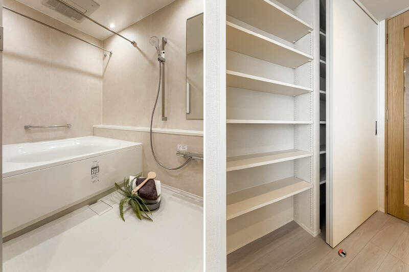 <p><b>左・</b>色調に温かみのあるユニットバス。/<b>右・</b>洗面脱衣室はLDKとの2wayアクセス。LDK出入り口横に収納があり、こちらも棚は可動式。キッチンに近いため、パントリーとして使うこともできそうです。</p>