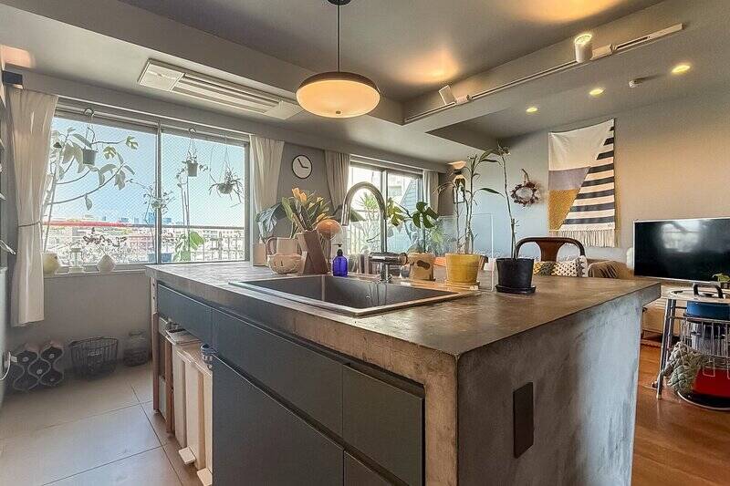 側面には調理家電を使う際に役立つコンセントが。モルタルは年月を経て味わいのある表情に。