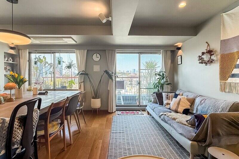 壁や天井、巾木にいたるまで、室内はすべてグレーで統一されています。