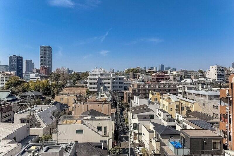 高層階とはいえ、ビルが並ぶ都会の真ん中でこれだけ開けた景色が手に入るとは何とも贅沢。