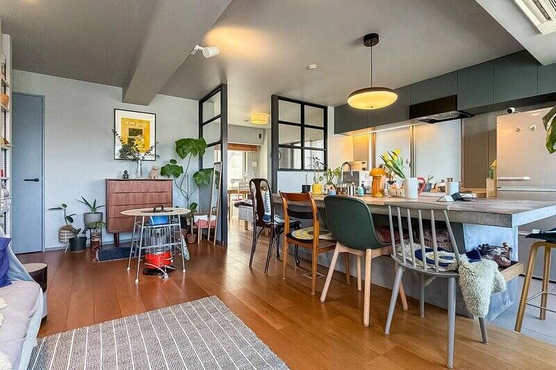 次に、腰壁と室内窓で区切られた洋室Aを拝見しましょう。