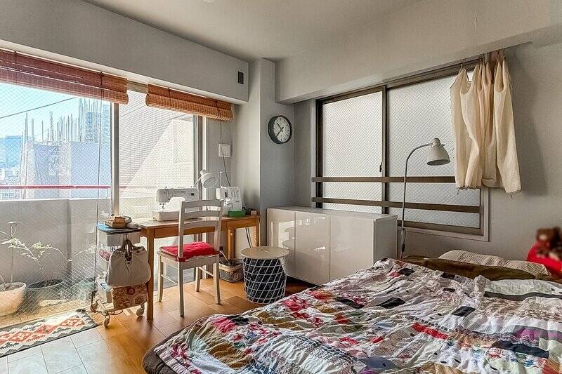 売主さまはアトリエ兼寝室としてご使用中。LDKと同じく南西側の窓には曇りガラスが使われていますが、南東側にも大きな開口が。