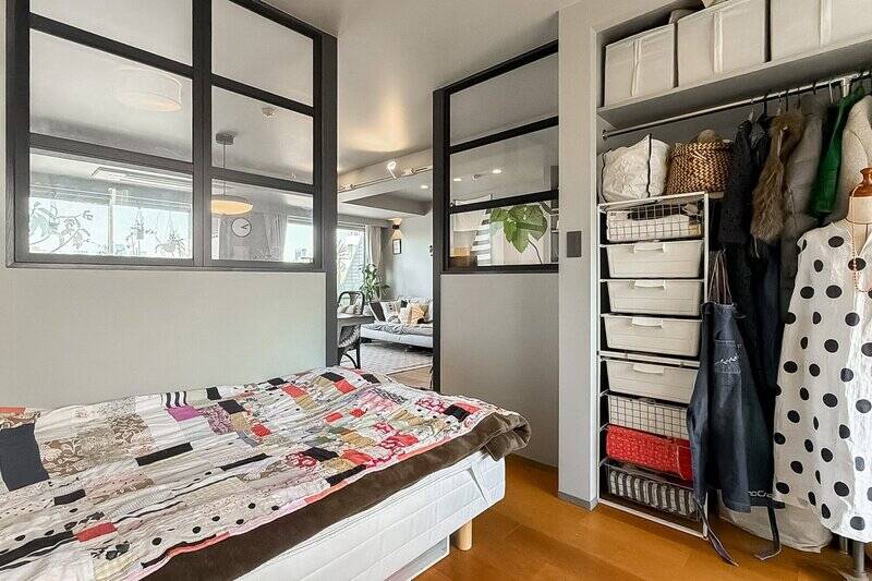 室内窓も含めると、実質3方に開口がある洋室A。LDKとの間に扉はありませんが、『このキッチンとの距離感がとても暮らしやすい』と売主さま。